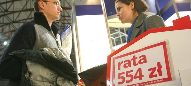 Kredytobiorcy z niepokojem patrzą w przyszłość. Ich raty będą rosły.