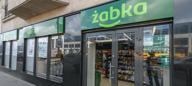 Sklepy Żabka mają podpisaną umowę z Pocztą Polską i kurierem DHL. Można w nich odbierać paczki i listy
