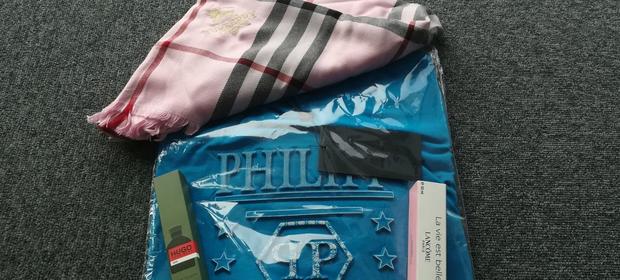 Perfumy, t-shirt i szalik kosztowały w sumie 100 zł. Za żaden z kupionych przedmiotów nie dostaliśmy paragonu