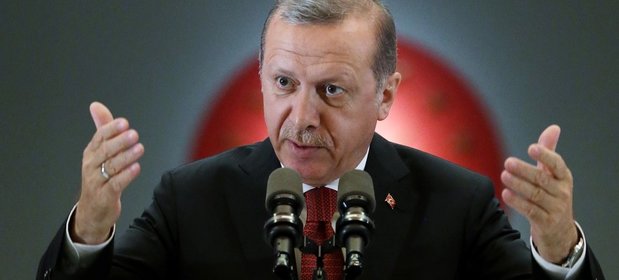 Turecki prezydent Recep Tayyip Erdogan twardo stoi przy swoim i nie zamierza wypuszczać amerykańskiego pastora. To pogrąża jego walutę