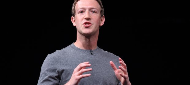 Mark Zuckerberg pracuje nad rozwojem nowych technologii.