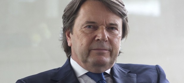 Zbigniew Jakubas od lipca wydał na akcje Netii około 60 mln zł. Od Cyfrowego Polsatu dostanie dużo więcej