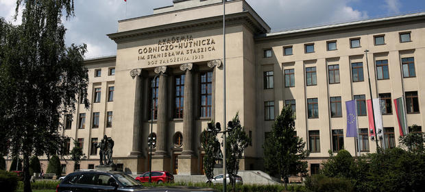 Jednym z absolwentów AGH jest prof. Janusz Filipiak, założyciel Comarchu.
