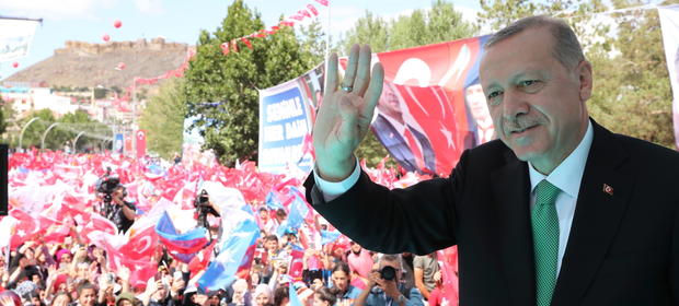 Recep Tayyip Erdogan w piątek robił dobrą minę do złej gry - gospodarka Turcji jest na dnie.