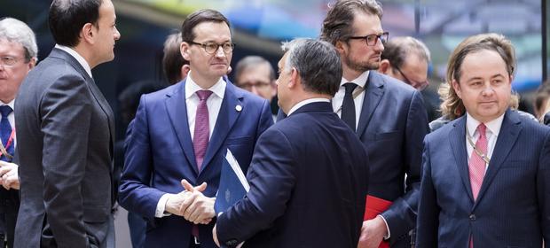Kraje, które wyłamią się z obowiązku przyjęcia uchodźców mogą stracić koło 12 mld euro. Twierdzi dziennik "Frankfurter Allgemeine Sonntagszeitung".