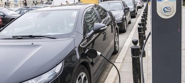 Koszty ładowania auta elektrycznego nie są na tyle niższe niż tankowania paliwem płynnym, żeby zakup się opłacił