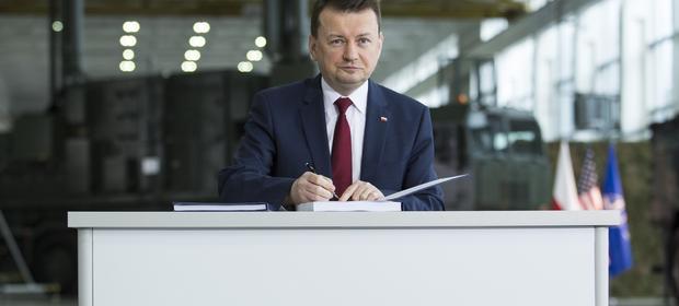 Po blisko trzech latach negocjacji w obecności prezydenta Andrzeja Dudy, Mariusz Błaszczak podpisał ważna dla obronności Polski umowę.