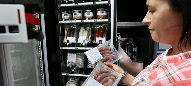 Automat vendingowy z produktami mięsnymi we Francji