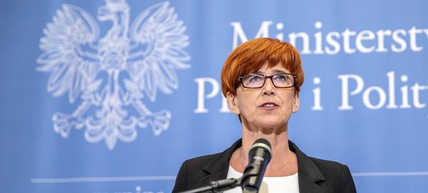 Kierowany przez Elżbietę Rafalską resort proponuje płacę minimalną na poziomie 2220 zł.