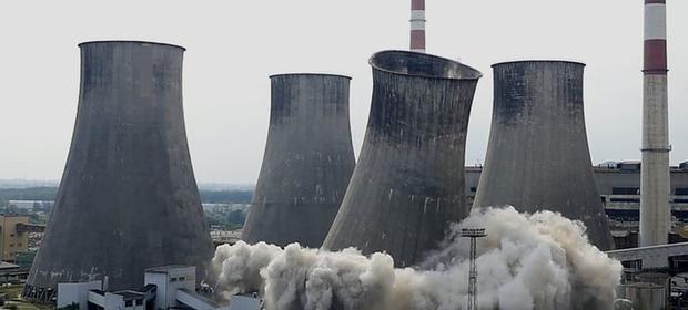 Wyburzanie "komina" w Elektrowni Łagisza.