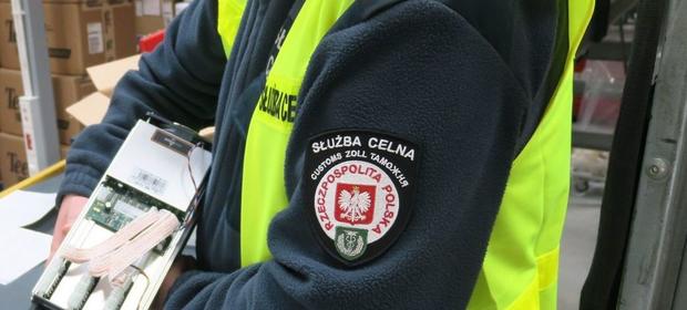 Funkcjonariusz KAS z przejętą "koparką"